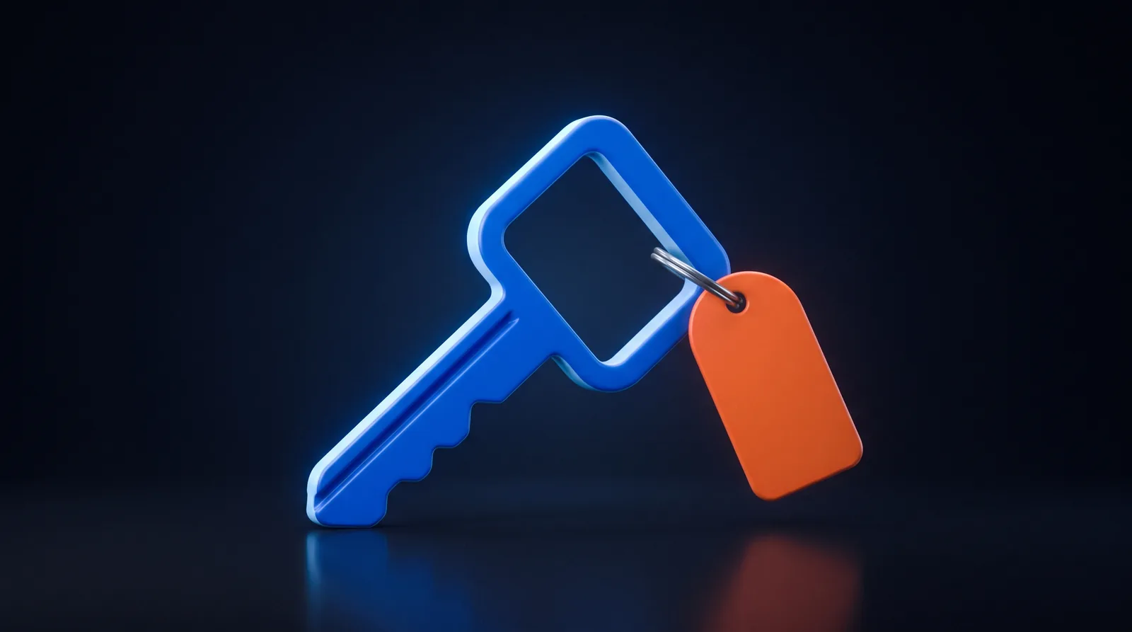 Großer blauer Schlüssel mit orangem Anhänger, schräg stehend vor dunklem Grund