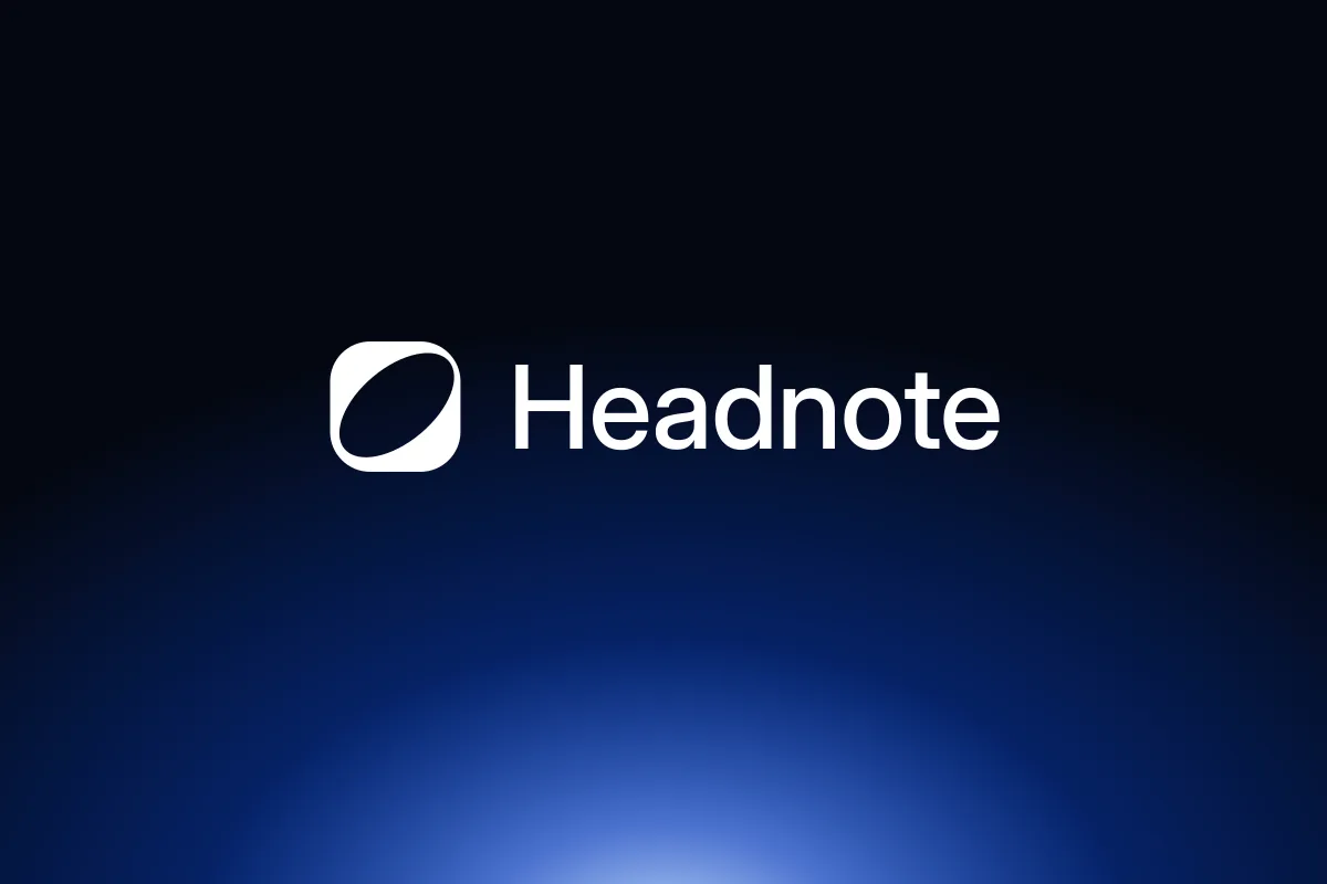 Bildmarke und Schriftzug von Headnote auf dunklem Blau