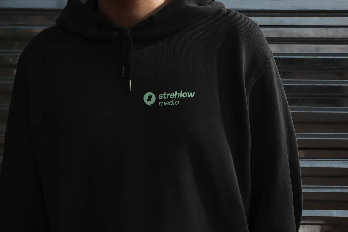 Schwarzer Hoodie mit Logo von Strehlow Media